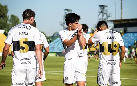 Eduardo Delm�s, autor del primer tanto y figura en el triunfo de Olimpia ante Recoleta.