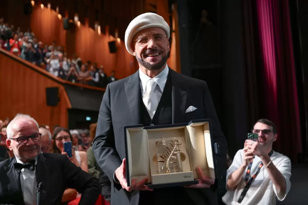 John Travolta recibe la Palma de Oro honorífica en Cannes, antes del pase de "Propeller One-Way Night Coach", el 15 de mayo de 2026. Crédito: Olivier