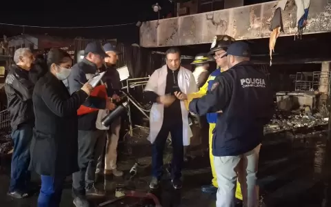 Un voraz incendio consumi� por completo el local comercial "AZ Comercial", en la ciudad de Guarambar�.