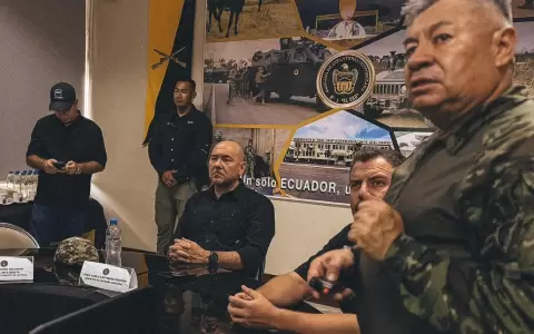 El ministro de Defensa de Ecuador, Gian Carlo Loffredo (centro)