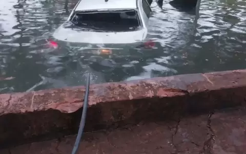 El veh�culo termin� volcando y cay� dentro de una piscina, generando una escena de extrema tensi�n y desesperaci�n.