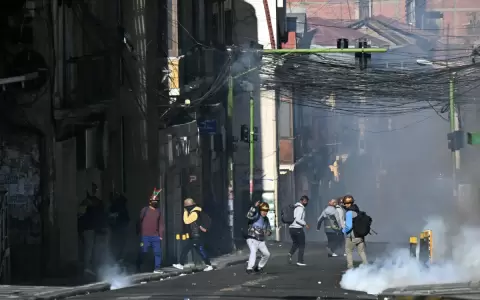 Mineros se enfrentan a la polic�a antidisturbios durante una marcha para exigir la renuncia del presidente boliviano Rodrigo Paz en La Paz.