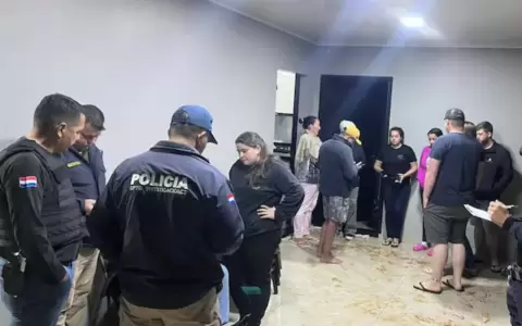 Un grupo de delincuentes armados irrumpi� en una vivienda en Katuet�, donde mantuvo a una familia bajo amenaza mientras concretaba el robo.