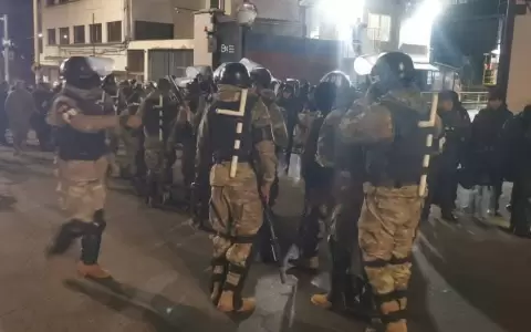 Fuerza de seguridad en Bolivia aplicando la operaci�n Corredor Humanitario.