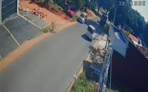 El veh�culo rojo perdi� el control tras agarrar un bache.