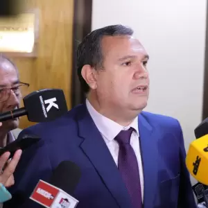 Senador pide respaldar al TSJE ante cuestionamientos a máquinas de votación
