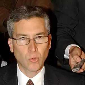 Exponen pasacalles para exigir la salida del consejero del IPS Jos� Emilio Arga�a