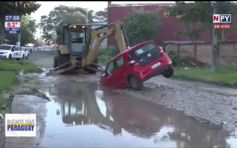 Un enorme bache se trag� parte de un veh�culo en Mariano Roque Alonso.