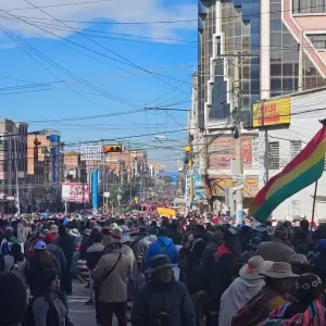 Indígenas, campesinos y sindicalistas toman La Paz para exigir la dimisión del presidente Rodrigo Paz