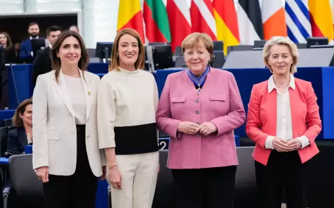 La excanciller de Alemania Angela Merkel recibe el galard�n de la Orden al M�rito Europeo en el pleno del Parlamento Europeo en Estrasburgo, Francia.
