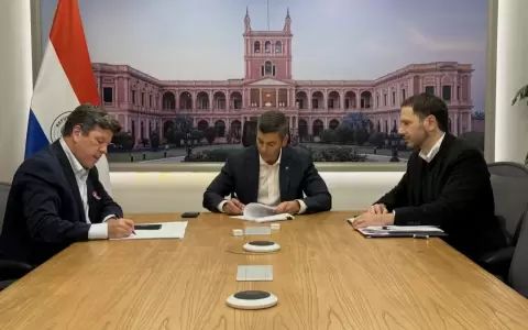 Ministro de Econom�a, Presidente y su secretario privado durante firma de decreto.