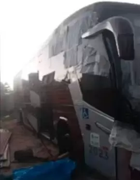 Mec�nico muri� aplastado por un �mnibus mientras cambiaba una rueda en San Lorenzo.