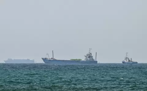 Buques se encuentran anclados frente a la costa de Sharjah, en los Emiratos �rabes Unidos