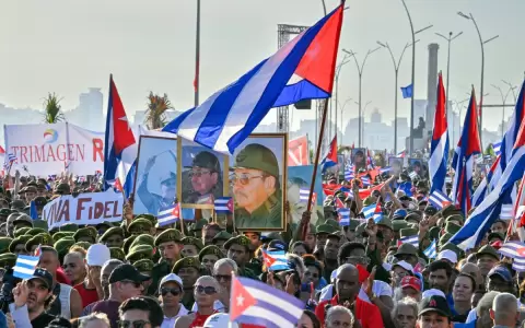 Manifestaci�n frente a la Embajada de EE.UU en La Habana en apoyo del expresidente cubano Ra�l Castro, de 94 a�os.