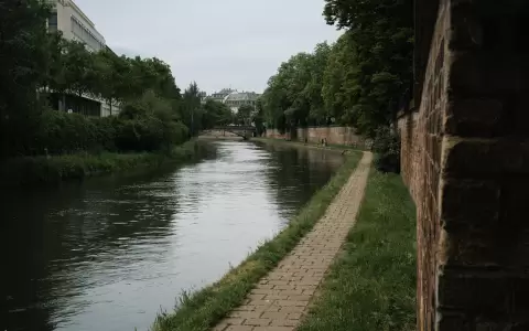 Un camino a lo largo del r�o Ill en Estrasburgo, Francia, donde Marie-H�l�ne Brice dijo que Christian N�gre la llev� durante una entrevista de trabajo