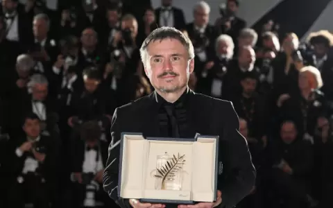 El director, guionista y productor rumano Cristian Mungiu posa con el trofeo despu�s de ganar la Palma de Oro.