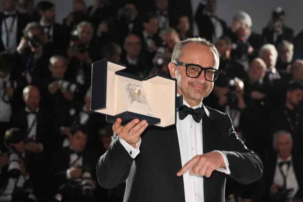 El director y guionista ruso Andrey Zvyagintsev posa con el trofeo durante una sesi�n de fotos despu�s de ganar el Gran Premio.