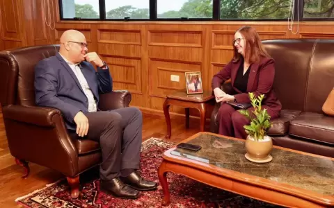 El ministro de Econom�a y Finanzas, Oscar Lovera junto a la embajadora de Gran Breta�a en Paraguay, Danielle Dunne.