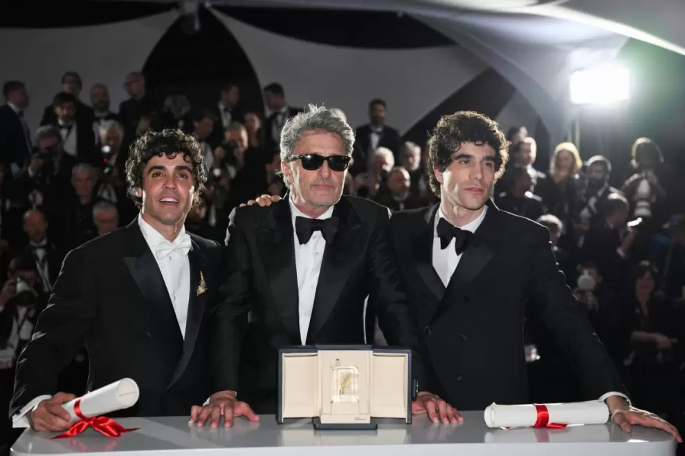 Javier Ambrossi, Javier Calvo y Paweł Pawlikowski, ganadores ex aequo del premio a la Mejor Direcci�n en Cannes 2026 por "La Bola Negra" y "Fathe