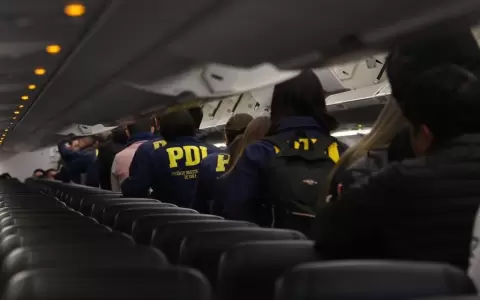Agentes de la PDI chilena escoltan a migrantes en un vuelo de deportaci�n.