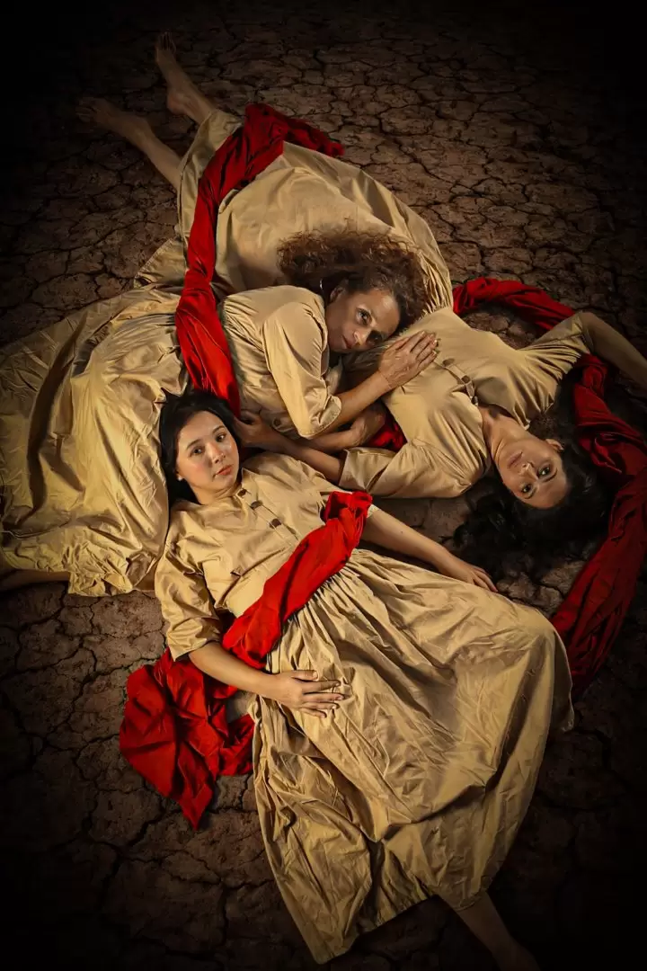 Yerma se despliega en escena a trav�s de tres int�rpretes simult�neas. Cortes�a