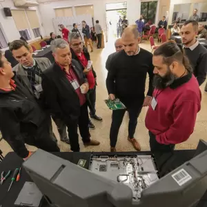 T�cnicos de la ANR verifican m�quinas de votaci�n en el TSJE