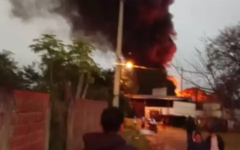 Voraz incendio moviliza a bomberos en Puerto Pabla de Lambar�