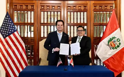 El embajador de EE.UU. en Per�, Bernie Navarro, y el presidente ejecutivo de la Agencia de Promoci�n de la Inversi�n Privada de Per�, Luis Carpio