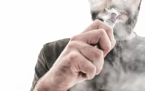 Vapeadores de nicotina triplican probabilidades de dejar el tabaco