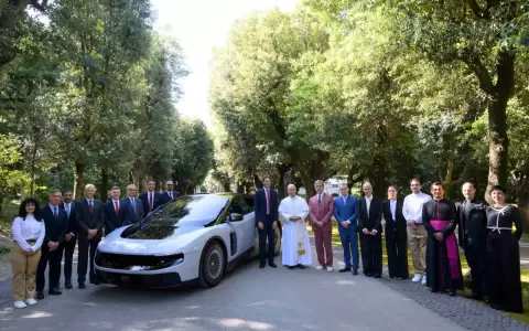 Papa Le�n XIV (C), al presidente de Ferrari, John Elkann (C-I), al director ejecutivo de Ferrari, Benedetto Vigna (4.� por la izquierda).