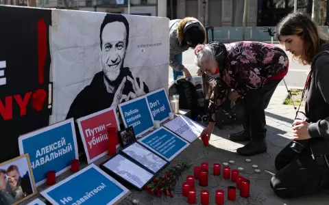 Concentraci�n de La Asociaci�n de Rusos Libres al cumplirse dos a�os de la muerte de Alex�y Navalni, a 15 de febrero de 2026, en Barcelona, Espa�a.