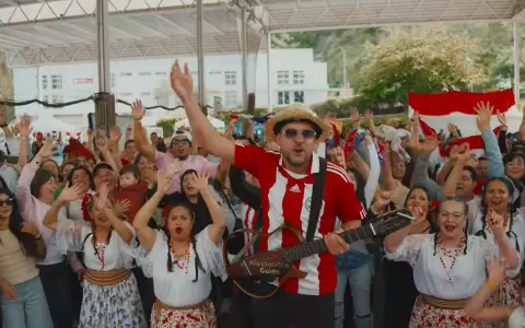 Desde Hamburgo, Alemania, los artistas paraguayos Alessandro Galas y Alberto S�nchez lanzaron "Oh, Albirroja!"