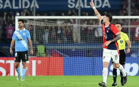 Pablo Vegetti inaugur� el marcador con un tanto de cabeza.