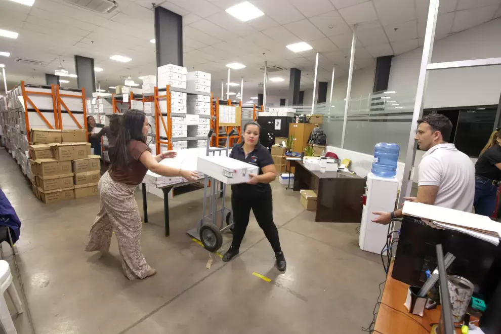 Carga de maletines electorales.