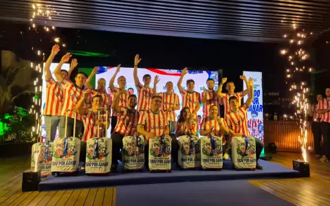 ueno bank entreg� paquetes al Mundial a sus clientes fieles ganadores de la campa�a "Todo por ganar".