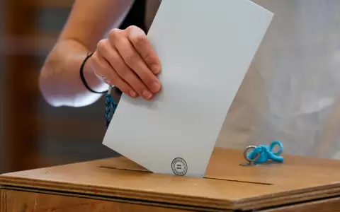 Elecciones con papeletas.