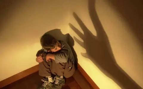 Maltrato infantil.