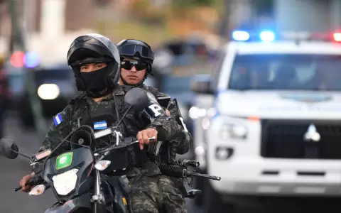 Agentes de la Polic�a Militar de Orden P�blico (PMOP) de Honduras patrullan el barrio Villa Nueva, controlado por las pandillas Barrio 18 y Mara Salva