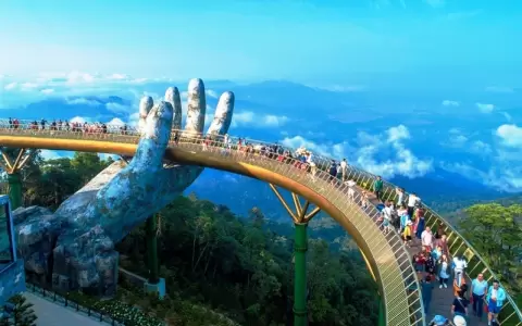 Puente Dorado (Cau Vang) situado en el complejo tur�stico Ba Na Hills, cerca de Da Nang, Vietnam