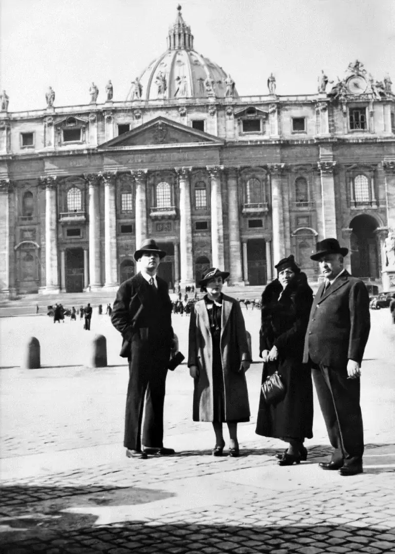 Juan E. O'leary y familia en el Vaticano. Cortesía