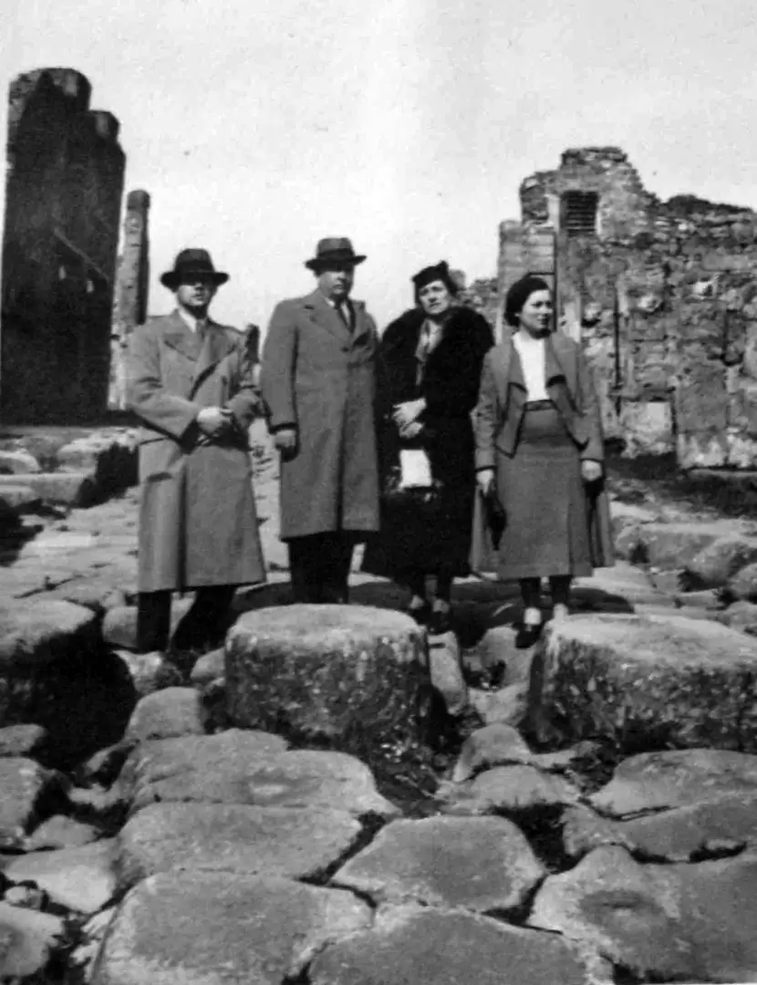 Juan E. O'leary en las ruinas de Pompeya, Italia. Cortesía
