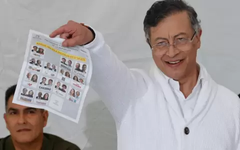Gustavo Petro mostrando su voto.