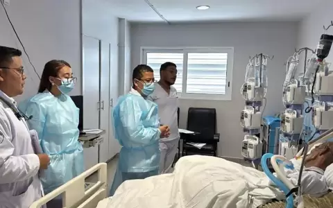Personal m�dico rodeando al preso pol�tico ind�gena Brooklyn Rivera, quien yace en una cama en el hospital Fernando V�lez Paiz de Managua.