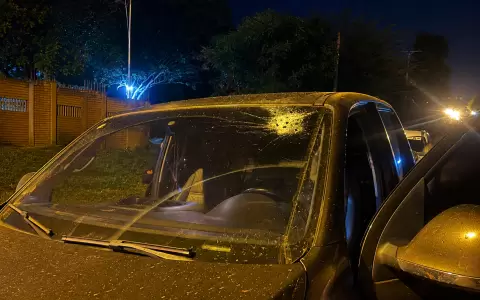 Asi qued� el veh�culo del candidato a intendente tras el ataque.