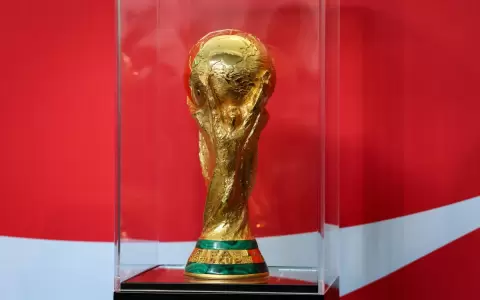 El trofeo de la Copa Mundial de la FIFA se exhibe durante una parada de la Gira del Trofeo de la Copa Mundial de la FIFA en el Museo Americano en NY.