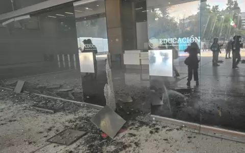 Da�os sufridos en el Ministerio de Educaci�n durante una manifestaci�n de la Coordinaci�n Nacional de Trabajadores de la Educaci�n (CNTE) en M�xico.