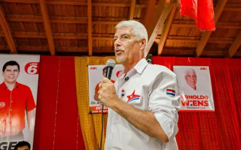 Arnoldo Wiens.