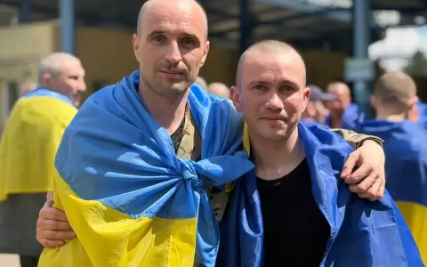 Militares ucranianos regresan a su pa�s tras un nuevo intercambio con Rusia.