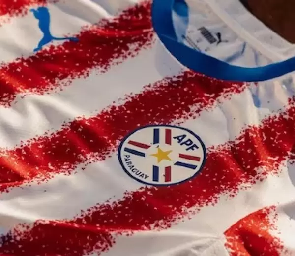 Camiseta albirroja oficial.