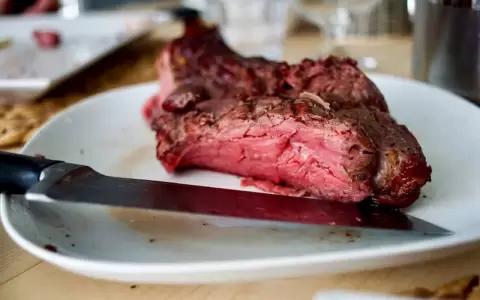 Carne rojiza.